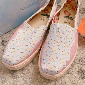 BNWT Randy’s Donuts x TOMS Women's | Venice Collection Slip-Ons | Size 8.5
